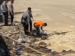 Polisi Olah TKP Dugaan Limbah Pertamina di Perairan Amahami Bima Polisi Olah TKP Dugaan Limbah Pertamina di Perairan Amahami Bima