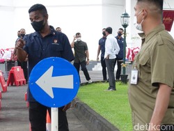 Jokowi Bersandal Jepit Bagi-bagi Sembako di Gedung Agung Jogja