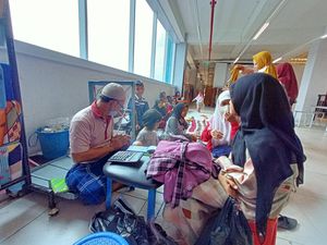 Puluhan Anak Yatim Piatu Ini Bahagia Dapat Baju Baru di Pasar Legi Puluhan Anak Yatim Piatu Ini Bahagia Dapat Baju Baru di Pasar Legi