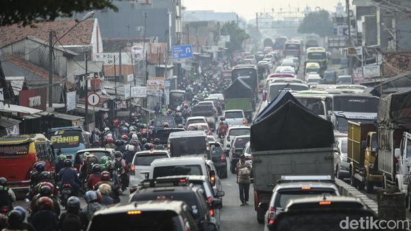 Puncak Arus Mudik, Jalan Cikampek Non Tol Macet Banget