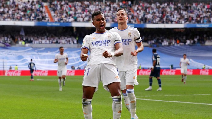 MADRID, SPAIN - APRIL 30: Rodrygo of Real Madrid celebrates with teammate Lucas Vazquez after scoring their teams second goal during the LaLiga Santander match between Real Madrid CF and RCD Espanyol at Estadio Santiago Bernabeu on April 30, 2022 in Madrid, Spain. (Photo by Gonzalo Arroyo Moreno/Getty Images)