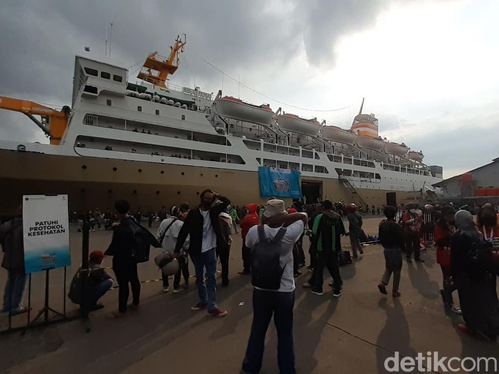 Pemudik Kapal Gratis Tiba, Pelabuhan Semarang Bak Lautan Manusia