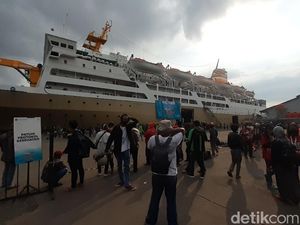 Pemudik Kapal Gratis Tiba, Pelabuhan Semarang Bak Lautan Manusia Pemudik Kapal Gratis Tiba, Pelabuhan Semarang Bak Lautan Manusia