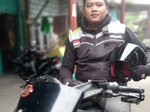 Sulitnya Jadi Pengantar Makanan Saat Arus Mudik di Karawang Sulitnya Jadi Pengantar Makanan Saat Arus Mudik di Karawang