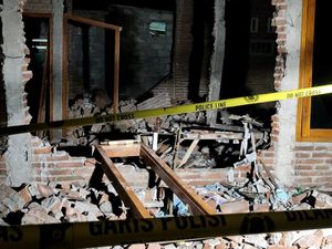Ledakan Petasan Hancurkan Rumah di Kediri, 5 Orang Terluka Ledakan Petasan Hancurkan Rumah di Kediri, 5 Orang Terluka