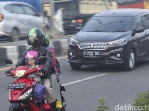 Dokter Ungkap Bahaya Ortu Mudik Pakai Motor Sambil Bawa Anak Dokter Ungkap Bahaya Ortu Mudik Pakai Motor Sambil Bawa Anak