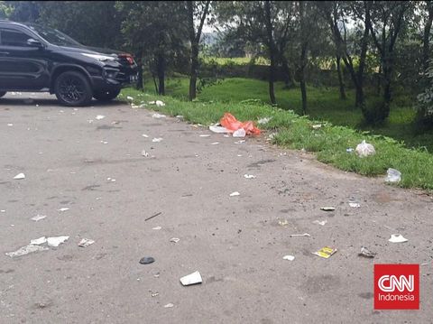 Sampah sisa makanan hingga popok bayi berserakan di sepanjang ratusan meter tepi Jalan Tol Jakarta-Cikampek KM 33 arah ke timur atau Jawa.