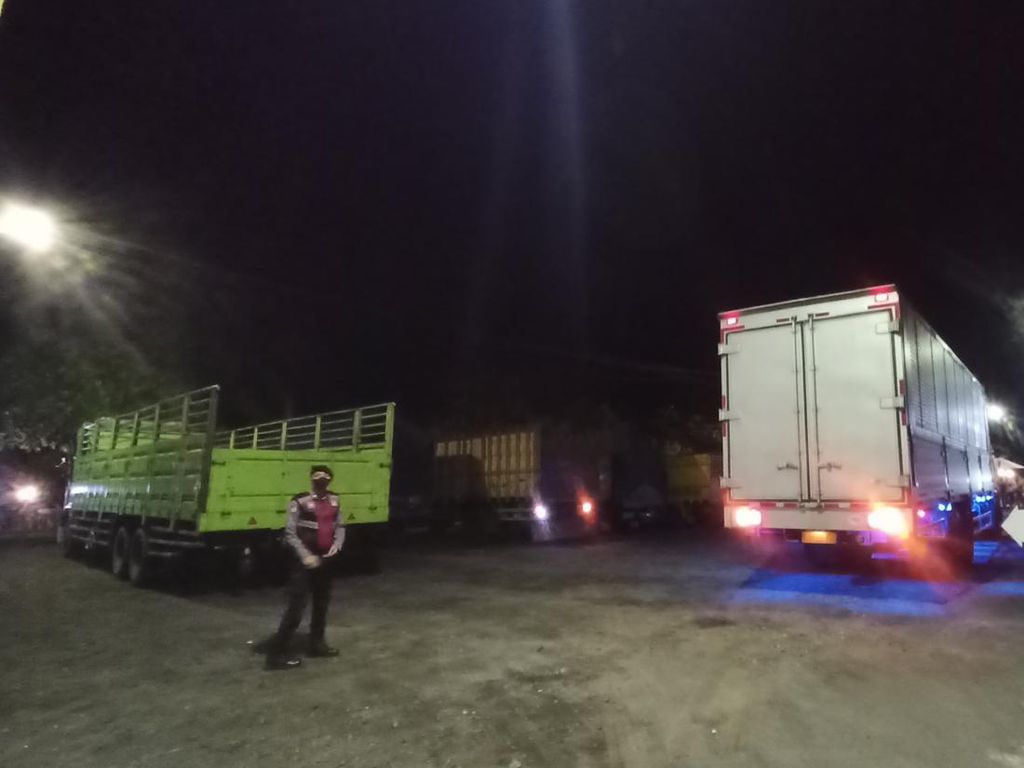 Gilimanuk Masih Mengular, Truk-truk Besar Ditahan di Tabanan