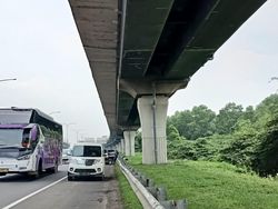 Sejumlah Pemudik Pilih Berhenti di Bahu Jalan Tol Japek: Rest Area Penuh!