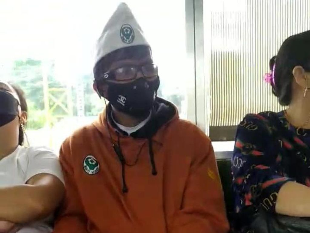 Bikin Jijik! Pria Ini Terekam Sedang Onani di KRL Bikin Jijik! Pria Ini Terekam Sedang Onani di KRL
