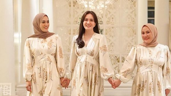 7 Gaya Modest Shandy Aulia saat Buka Puasa Bersama Keluarga yang Beda Agama