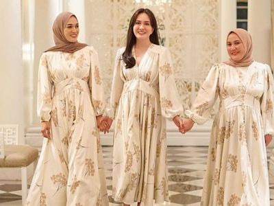 7 Gaya Modest Shandy Aulia saat Buka Puasa Bersama Keluarga yang Beda Agama