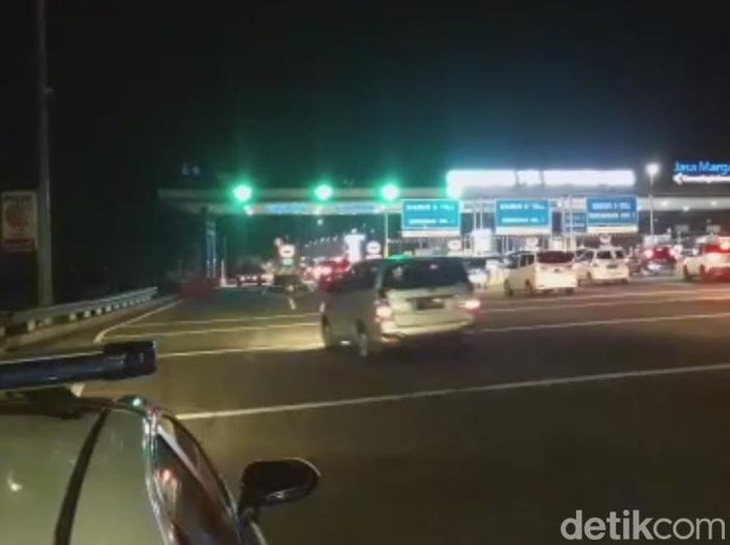 Tol Warugunung Tambah Gerbang dan Petugas Hadapi Lonjakan Pemudik Tol Warugunung Tambah Gerbang dan Petugas Hadapi Lonjakan Pemudik