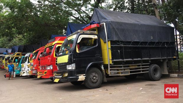 Ikbal Munajat, sopir truk lintas Sumatra.