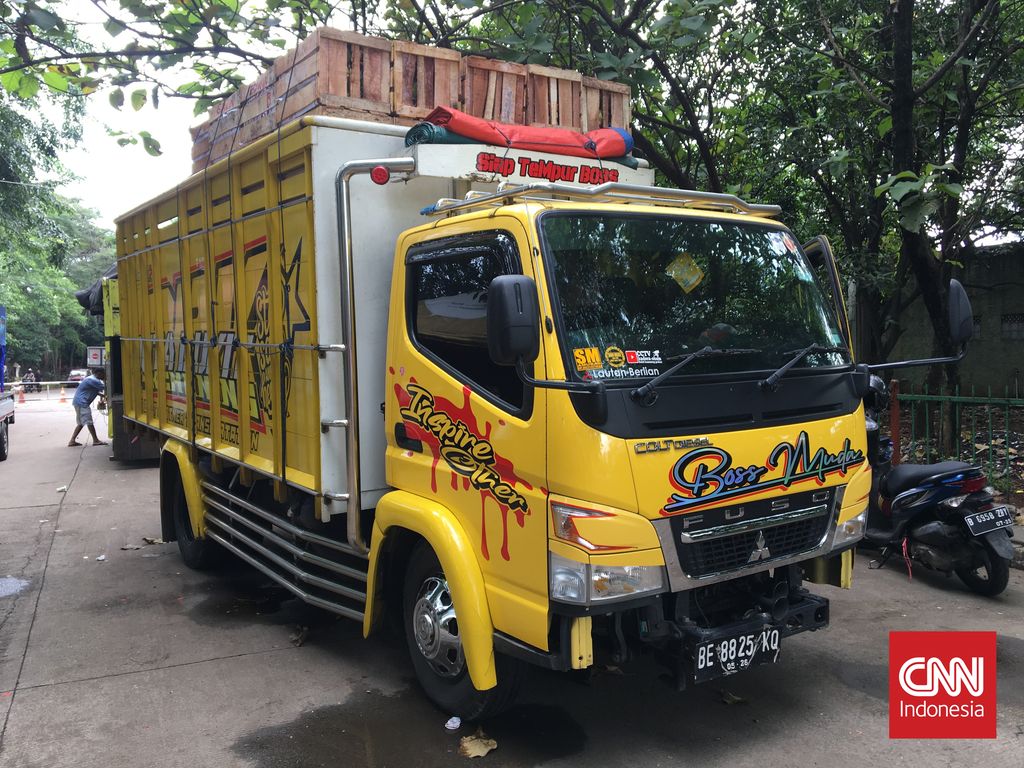 Ikbal Munajat, sopir truk lintas Sumatra.