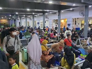 Kondisi Hari H Lebaran Stasiun Pasar Senen Ramai