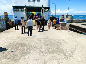 Pemudik Pelabuhan Siwa Diprediksi Turun 30% H-1, 3 Kapal Tetap Beroperasi Pemudik Pelabuhan Siwa Diprediksi Turun 30% H-1, 3 Kapal Tetap Beroperasi