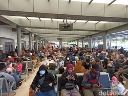 Jelang Lebaran, Pemudik Padati Stasiun Pasar Senen Jakpus