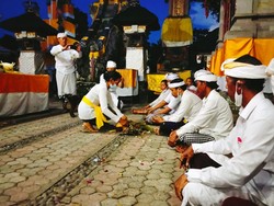 Tepati Janji Gelar Bendu Piduka, Putu S Terus Lakukan Ini di Pura