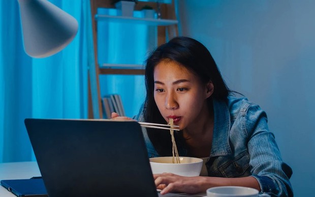 Terbiasa melewatkan waktu sahur/Foto:Freepik.com/Tirachardz Tidak hanya buat tubuh lemas, melewatkan waktu sahur dapat menggangu kesehatan pencernaan dan menimbulkan penyakit berkelanjutan.