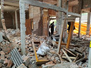 Polda Jatim Olah TKP Ledakan Petasan Lukai 5 Orang hingga Hancurkan Rumah Polda Jatim Olah TKP Ledakan Petasan Lukai 5 Orang hingga Hancurkan Rumah