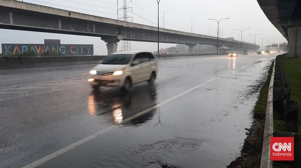 Ratusan kendaraan yang melintasi Jalan Tol Jakarta-Cikampek arah timur Jawa tetap melaju dnegan kecepatan ringgi meski jalanan diguyur hujan deras, Sabtu (30/4) sore.