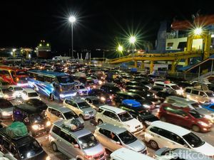 Tumpah Ruah Kendaraan di Merak Saat Puncak Arus Mudik