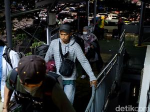 Pelabuhan Merak Macet, Pemudik Diimbau Tunda Jam Keberangkatan Pelabuhan Merak Macet, Pemudik Diimbau Tunda Jam Keberangkatan