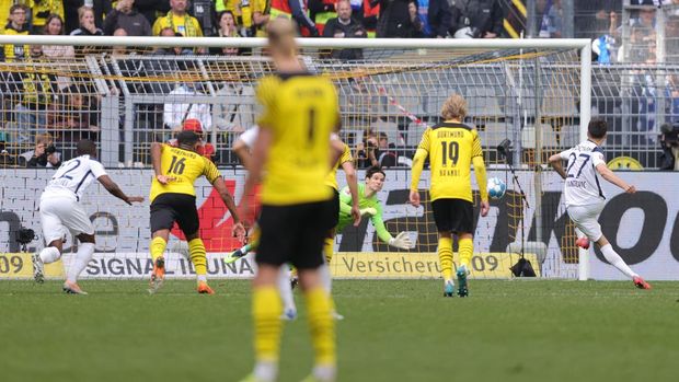 DORTMUND, GERMANY - APRIL 30: Milos Pantovic of VfL Bochum 1848 scores a goal during the Bundesliga match between Borussia Dortmund and VfL Bochum at Signal Iduna Park on April 30, 2022 in Dortmund, Germany. (Photo by Joosep Martinson/Getty Images)