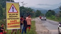 Protes Jalan Nasional Rusak ke Pemprov Sulsel, Warga Lutim: Tujuannya Kritik!