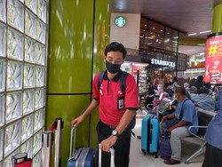 Pendapatan Naik 20 Persen, Porter di Stasiun Gambir Rela Tak Mudik