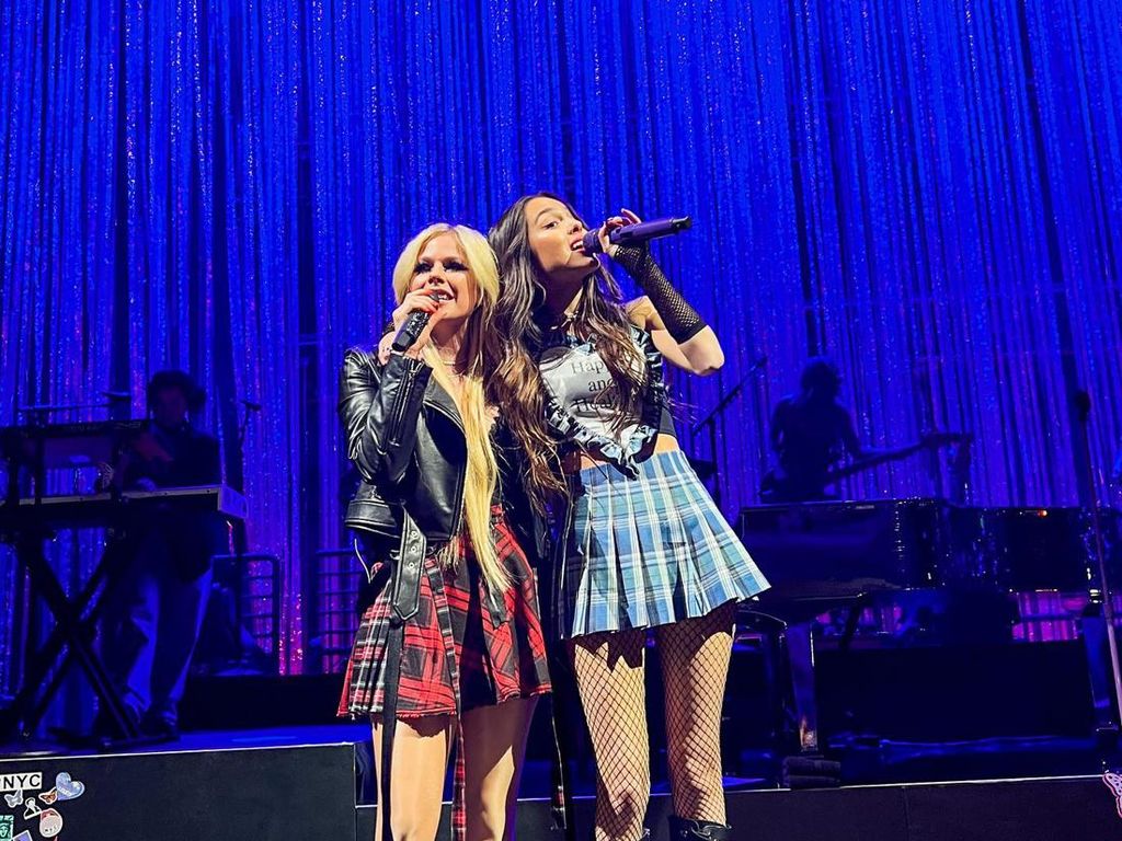 Aksi Avril Lavigne Tampil Sepanggung dengan Olivia Rodrigo di Sour Tour