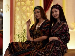 Mbois Rek, Desainer Asal Surabaya Rancang Kaftan dari Tenun NTT