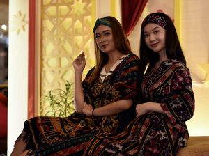 Mbois Rek, Desainer Asal Surabaya Rancang Kaftan dari Tenun NTT Mbois Rek, Desainer Asal Surabaya Rancang Kaftan dari Tenun NTT