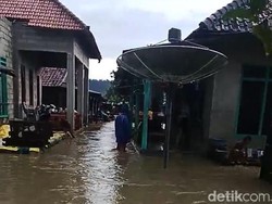 Dilanda Hujan 7 Jam, Dusun di Kangean Banjir Setinggi Paha Orang Dewasa
