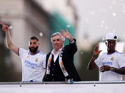 Pesta Juara ala Don Carlo: Pakai Kacamata Hitam, Isap Cerutu