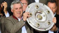 Gelar liga keempat Ancelotti diraih bersama Bayern Munich pada musim 2016/17. Di musim pertamanya, ia langsung mengantarkan Die Roten menjadi Deutscher Meister yang ke-27 kalinya.Foto: AFP/TOBIAS HASE