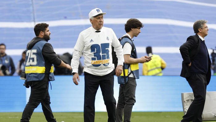 Soccer Football - LaLiga - Real Madrid v Espanyol - Santiago Bernabeu, Madrid, Spain - April 30, 2022 Real Madrid coach Carlo Ancelotti celebrates after winning LaLiga REUTERS/Juan Medina