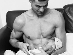 Sambil Telanjang Dada, Ronaldo Ungkap Wajah Bayinya