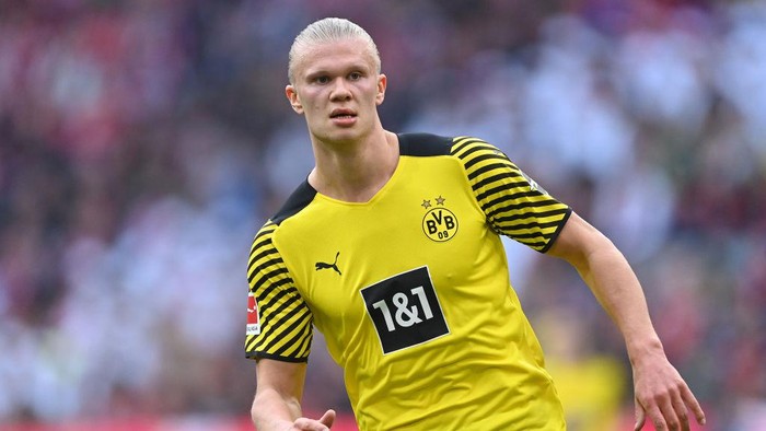 MUNICH, GERMANY - APRIL 23: Erling Haaland of Dortmund in action during the Bundesliga match between FC Bayern München and Borussia Dortmund at Allianz Arena on April 23, 2022 in Munich, Germany. (Photo by Stuart Franklin/Getty Images)