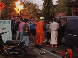 Tabrak Truk Sampah, Minibus di Karangasem Ringsek-Penumpang Terjepit