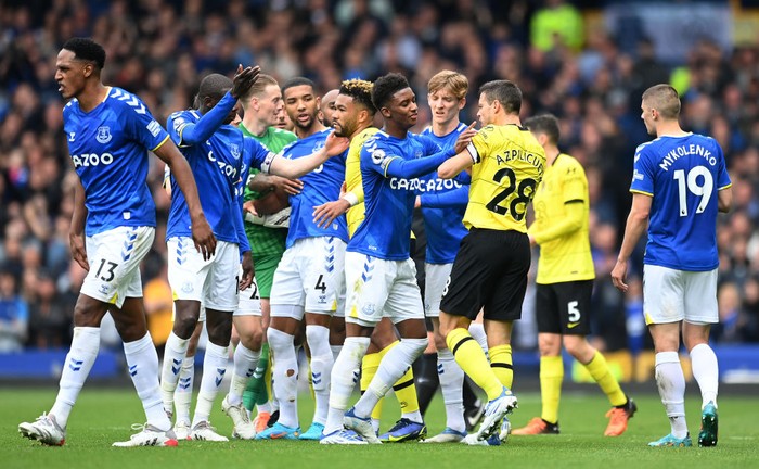 LIVERPOOL, ENGLAND - MAY 01: Tempers flare between Everton and Chelsea players during the Premier League match between Everton and Chelsea at Goodison Park on May 01, 2022 in Liverpool, England. (Photo by Michael Regan/Getty Images)