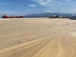 DLH NTB Pastikan Busa Coklat di Teluk Bima Bukan Limbah Pertamina