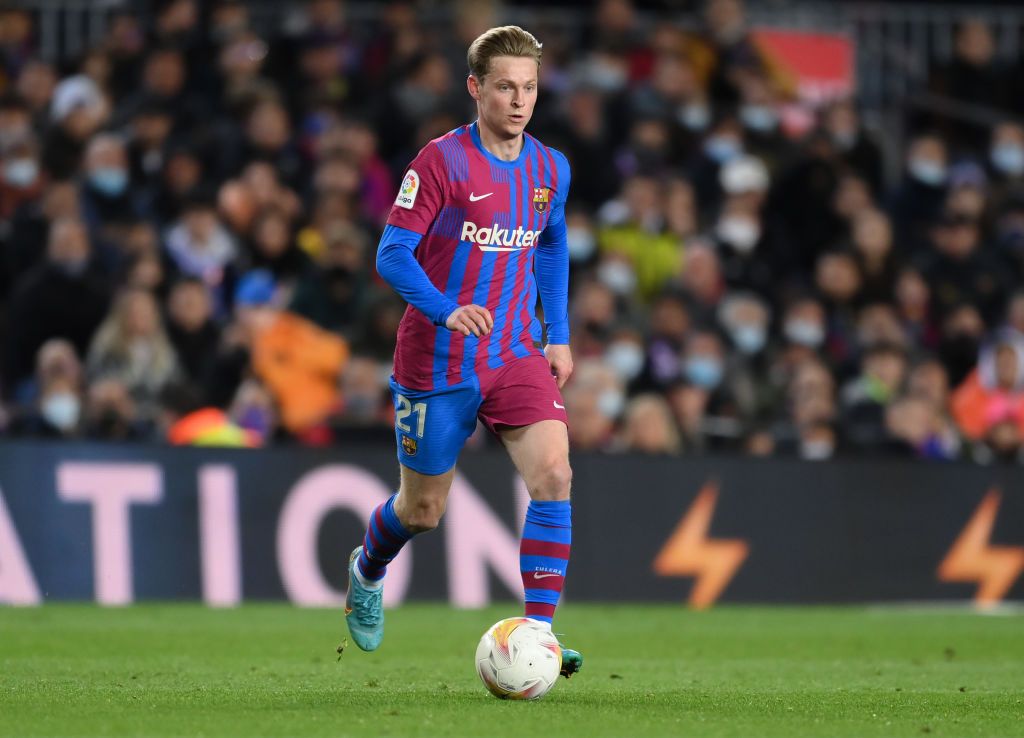 BARCELONA, SPAIN - APRIL 03: Frenkie de Jong of FC Barcelona runs with the ball  during the LaLiga Santander match between FC Barcelona and Sevilla FC at Camp Nou on April 03, 2022 in Barcelona, Spain. (Photo by David Ramos/Getty Images)