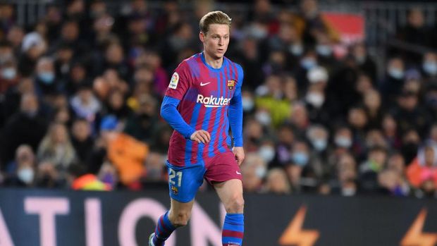 BARCELONA, SPAIN - APRIL 03: Frenkie de Jong of FC Barcelona runs with the ball  during the LaLiga Santander match between FC Barcelona and Sevilla FC at Camp Nou on April 03, 2022 in Barcelona, Spain. (Photo by David Ramos/Getty Images)