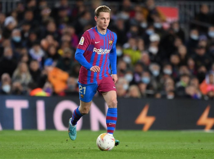 BARCELONA, SPAIN - APRIL 03: Frenkie de Jong of FC Barcelona runs with the ball  during the LaLiga Santander match between FC Barcelona and Sevilla FC at Camp Nou on April 03, 2022 in Barcelona, Spain. (Photo by David Ramos/Getty Images)