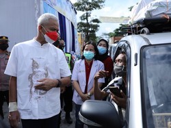 Ganjar ke Rest Area Tol Semarang-Solo, Sapa Pemudik & Cek Stok BBM