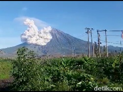 Penampakan Gunung Semeru Luncurkan Awan Panas Sejauh 3,5 Km