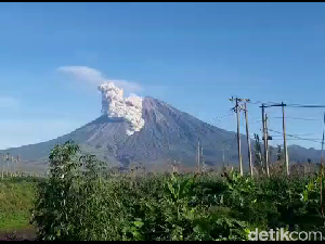 Gunung Semeru Semburkan Awan Panas Guguran Sejauh 3,5 Km Gunung Semeru Semburkan Awan Panas Guguran Sejauh 3,5 Km
