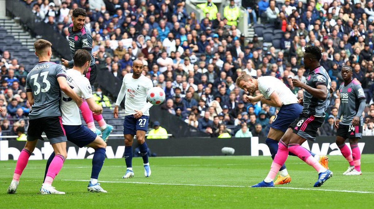 Harry Kane membuat Tottenham unggul 1-0 di babak pertama atas Leicester. Foto: Getty Images/Clive Rose